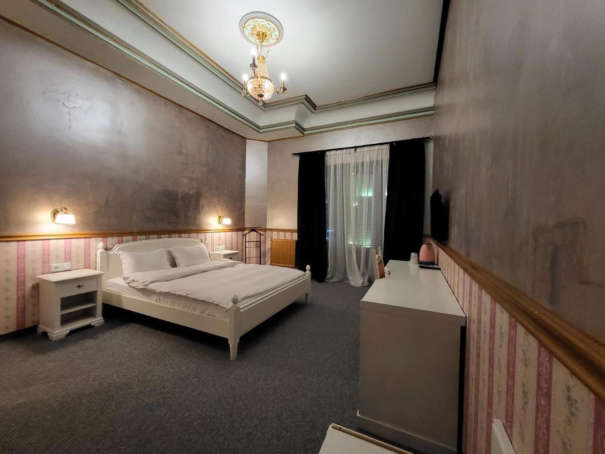 Nf Palace Old